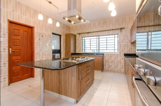 3 bedrooms +Dsq for rent