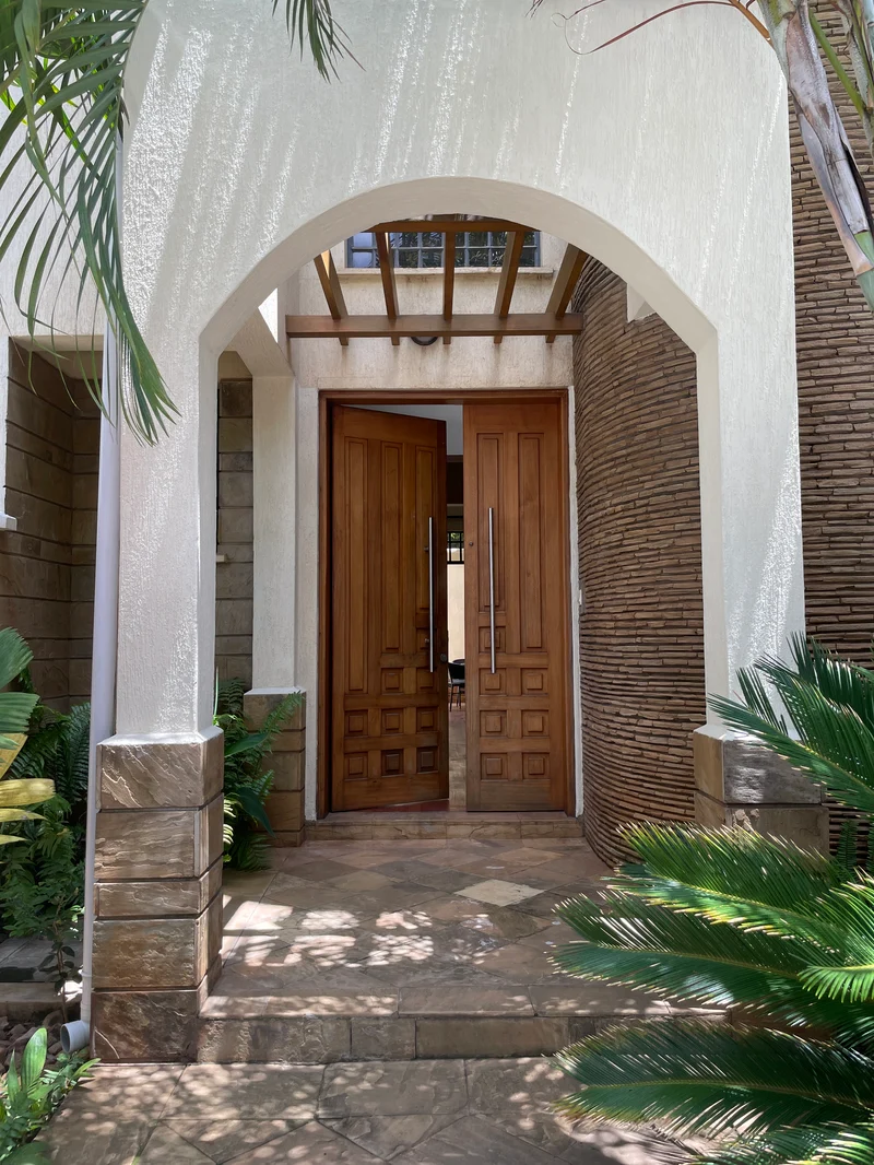 Elegant 5-Bedroom Attic Townhouse in Prime Lavington