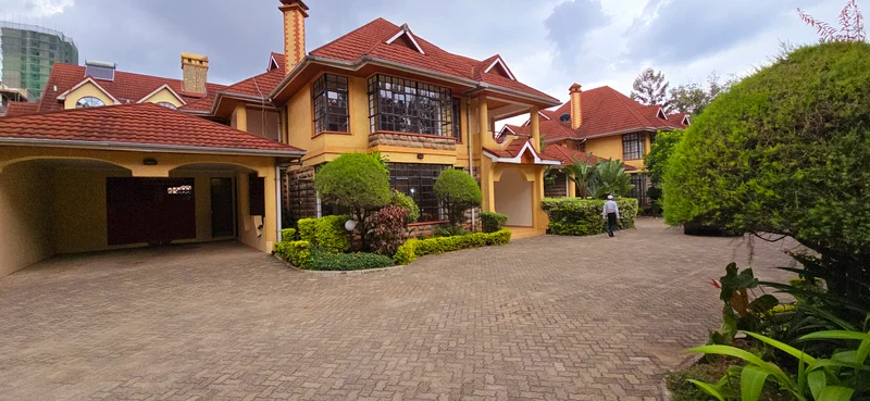 beautifully designed 5-bedroom townhouse