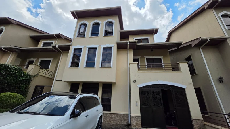 Spacious 5 Bedroom with DSQ Townhouse for Sale