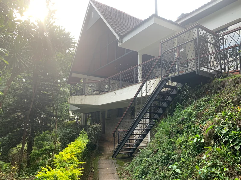 Elegant 4-Bedroom Plus 2 Bed Cottage on 0.5 Acre