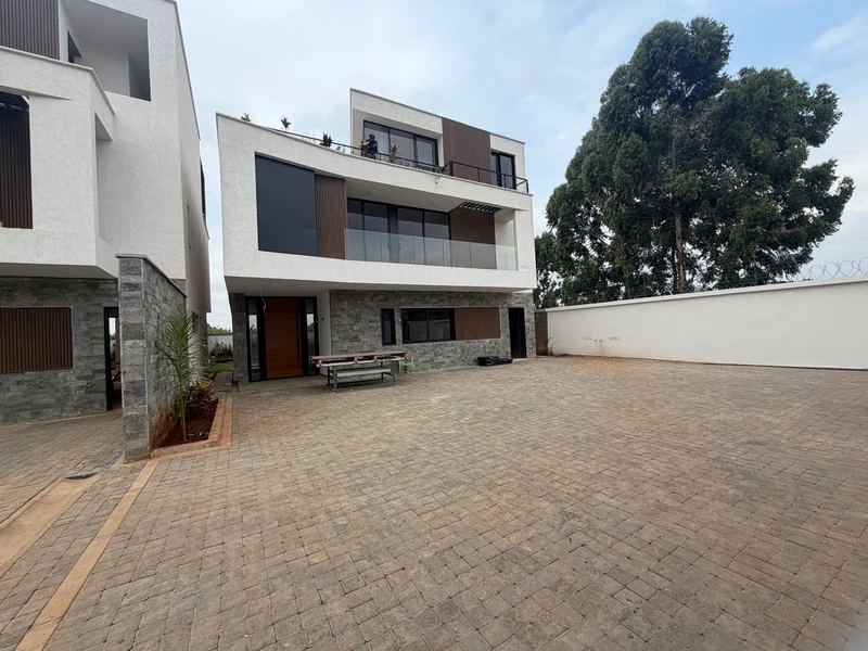 4Bedroom Townhouse with Garden In Runda