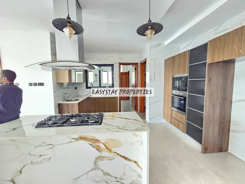 3 Bedroom Plus DSQ Modern High End Apartment