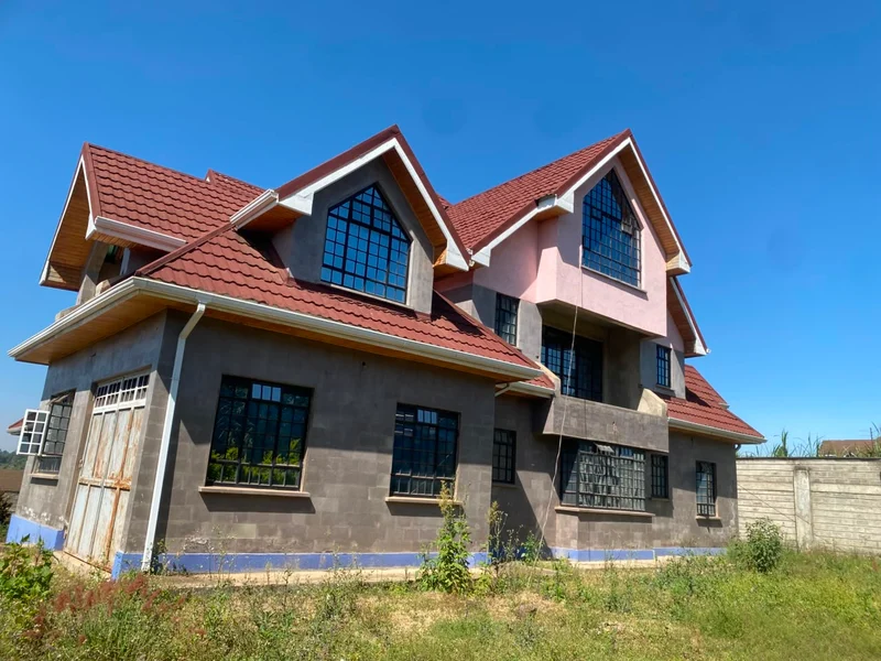 6 Bedroom Maisonette on 1/2 acre For Sale