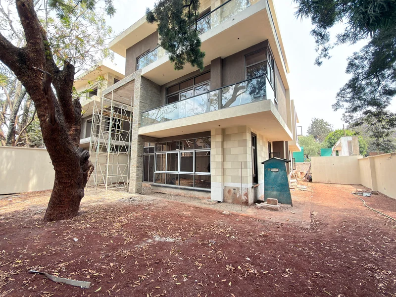 Modern 5-BEDROOM Townhouse + DSQ For Sale | Lavington