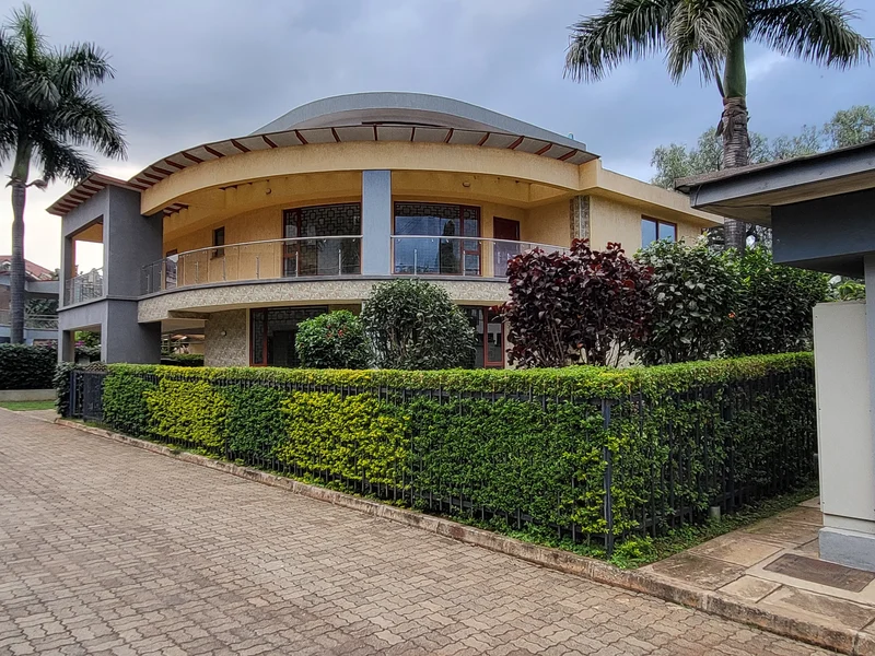 5 bedroom all en-suite to let in Lavington