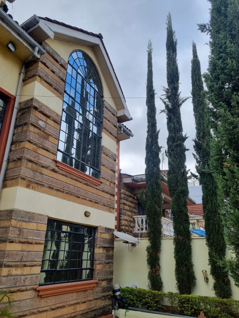 6 bedroom Town House for Sale