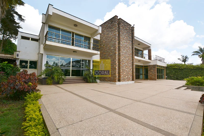 Majestic 4 Bedroom House For Sale On 0.75 Acre in Lavington