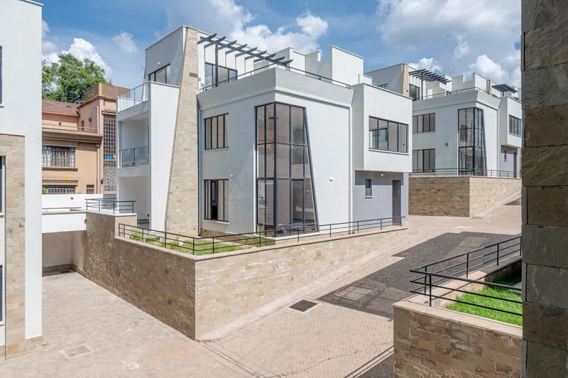 707 Mbabane - Luxurious Five Bedroom Townhouse In Lavington For Sale