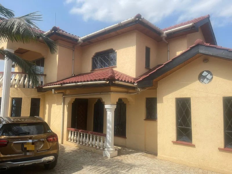 5-Bedroom one storey House with a detached 1-Bedroom Guesthouse at Safaripark Gardens, behind Safaripark Hotel