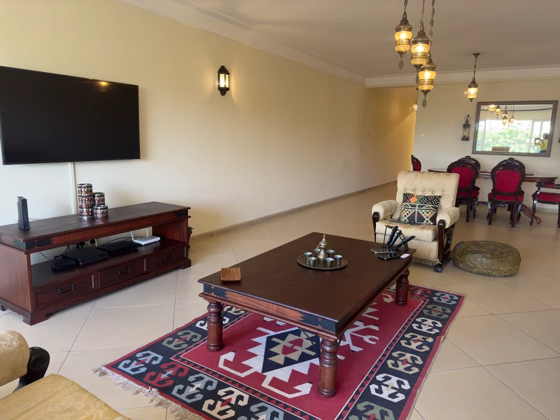 Three bedroom all ensuite apartment with DSQ for rent