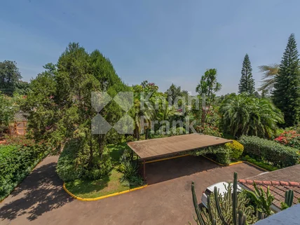10-bedroom House for sale in Rosslyn, Westlands