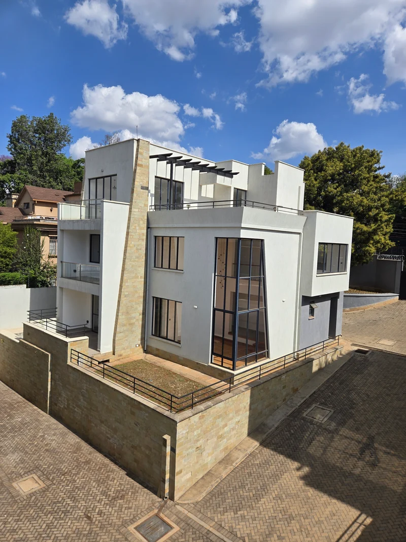 This is a lovely townhouse, 5 bedrooms all ensuite Plus a Dsq