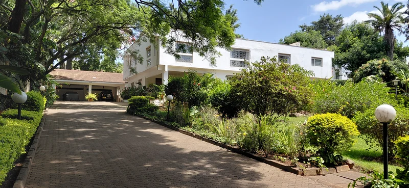 A stunning 5bdrm house sitting on 1 acre plot for sale