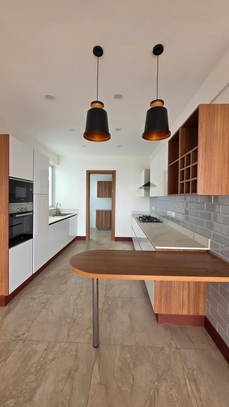 Un-furnished 3 Bedroom Apartment With Dsq To Let