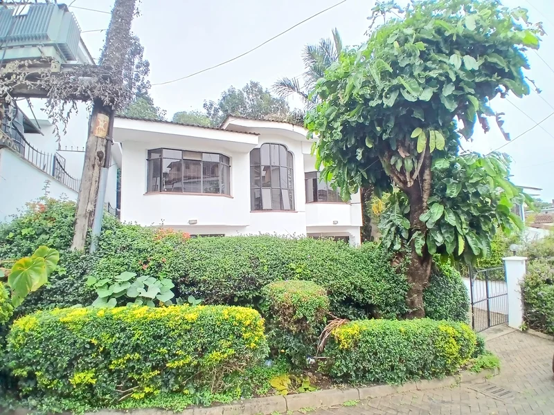 Stunning 5 bedrooms townhouse with garden for sale on riverside drive