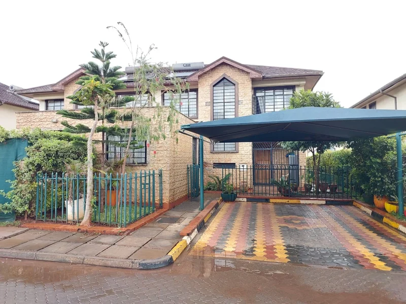 4 bedrooms and Dsq for sale