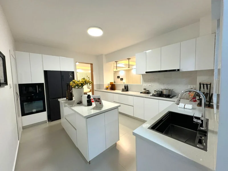 modern 5 bedroom plus dsq available to let